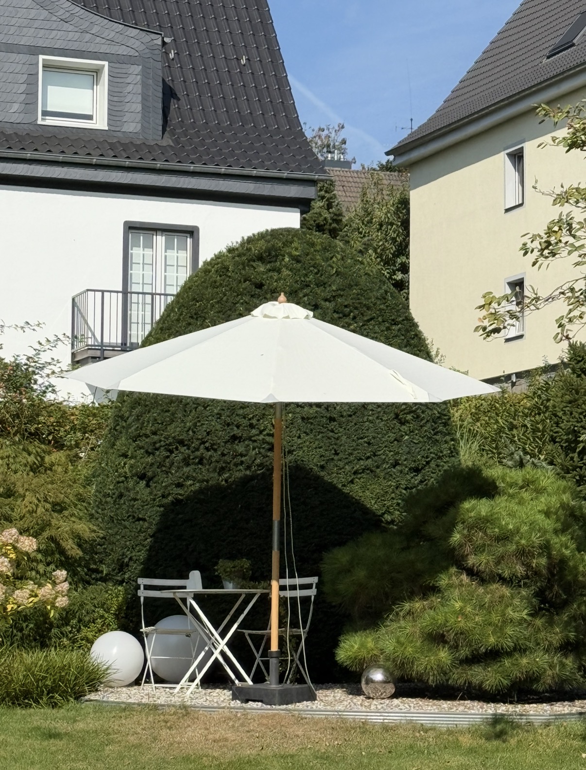 Gepflegte private Gartenanlage mit geschnittenen Hecken und Rasen